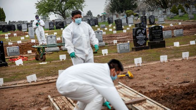 En esta fotograf&iacute;a del mi&eacute;rcoles 8 de abril de 2020 puede verse a unos sepultureros que trabajan en un cementerio de Staten Island, Nueva York.&nbsp;