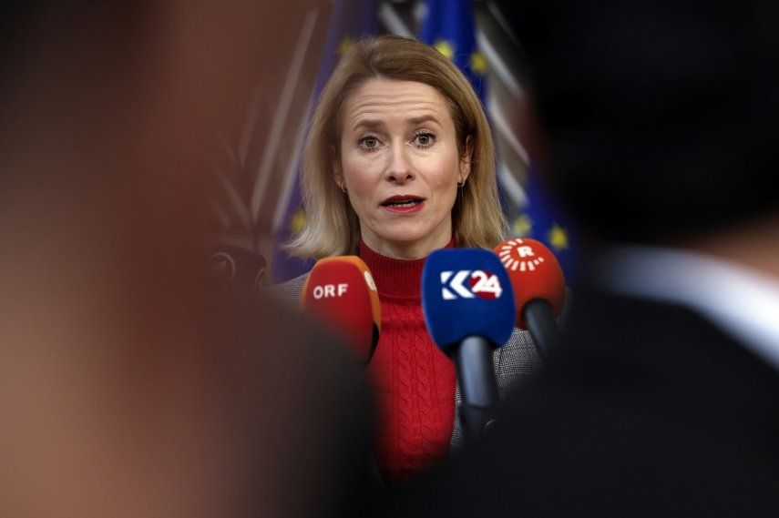 En esta imagen de archivo, la primera ministra de Estonia, Kaja Kallas, habla con reporteros a su llegada a una cumbre de la Unión Europea, en Bruselas, el 1 de febrero de 2024.&nbsp;