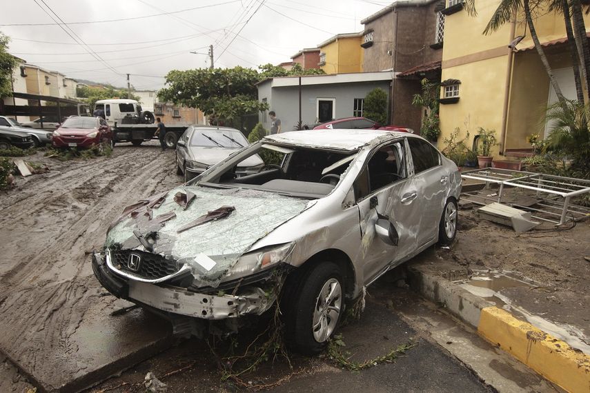 Veh&iacute;culos da&ntilde;ados por una inundaci&oacute;n repentina en un barrio de San Salvador, El Salvador, el domingo 31 de mayo de 2020.