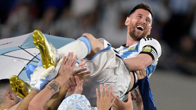 Lionel Messi es levantado por sus compañeros de la selección argentina tras anotar el gol 800 de su carrera en un amistoso contra Panamá.