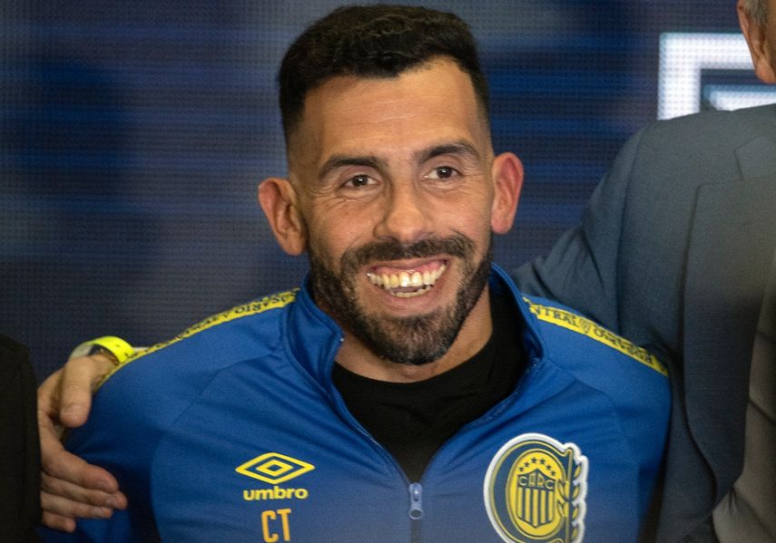 El exastro de Boca Juniors, Carlos Tevez, sonríe durante su presentación como técnico de Rosario Central de Argentina, el martes 21 de junio de 2022&nbsp;