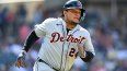 Miguel Cabrera de los Tigres de Detroit tras batear un sencillo ante los Guardianes de Cleveland, el domingo 20 de agosto de 2023.