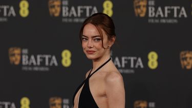 La actriz estadounidense Emma Stone posa en la alfombra roja a su llegada a los premios BAFTA de la Academia Británica de Cine en el Royal Festival Hall, Southbank Centre, en Londres, el 22 de febrero de 2026.