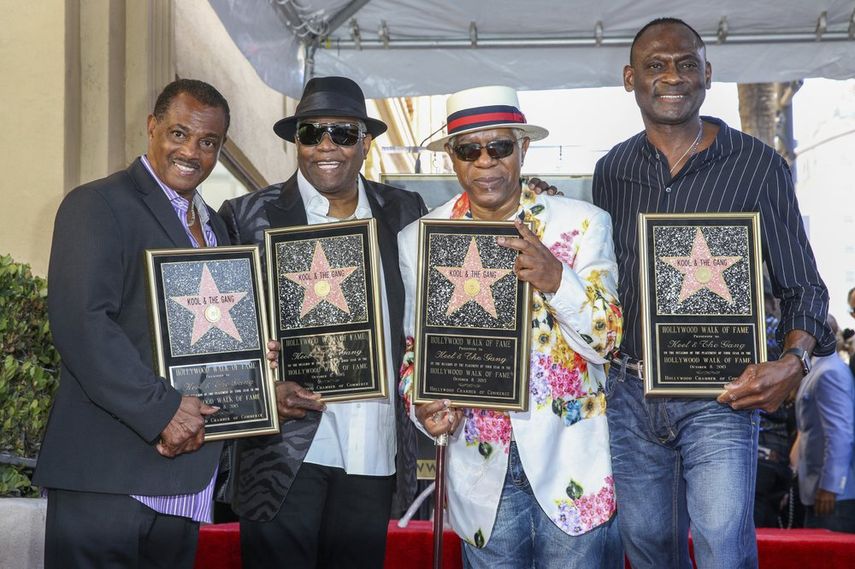 El grupo de izquierda a derecha: Robert Kool Bell, Ronald Khalis Bell, Dennis DT Thomas y George Brown asisten a una ceremonia en honor a Kool and the Gang con una estrella en el Paseo de la Fama de Hollywood el 8 de octubre de 2015 en Los Angeles. . 