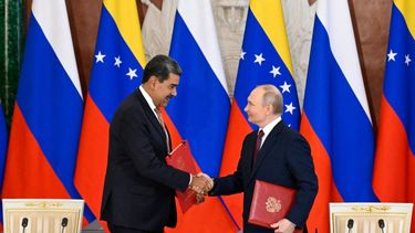 El presidente ruso, Vladimir Putin, y el gobernante venezolano, Nicolás Maduro, asisten a una ceremonia de firma tras sus conversaciones en el Kremlin de Moscú el 7 de mayo de 2025.