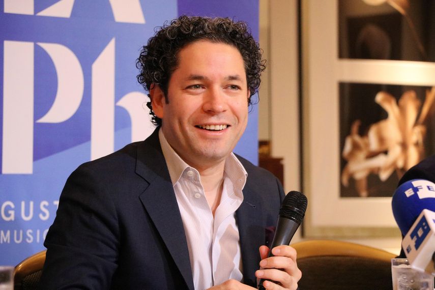 En una rueda de prensa hoy en un hotel de la capital japonesa, Dudamel dijo que, tristemente, no ha estado en su país desde hace dos años y medio.