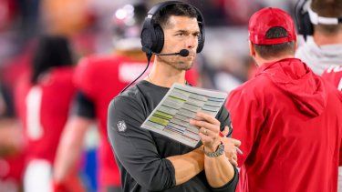 El coordinador ofensivo de los Bucaneros de Tampa Bay, Dave Canales, al margen durante un partido de fútbol americano de los playoffs de la NFL contra los Eagles de Filadelfia, el lunes 15 de enero de 2024 en Tampa, Florida.