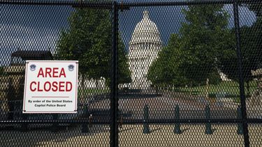 El Capitolio de Estados Unidos, visto desde detrás de una valla de protección a meses de un asalto al edificio, en Washington, el 8 de junio de 2021. 