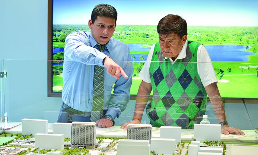 Visitantes observan una maqueta del proyecto que promete transformar la ciudad. (Alvaro Mata)