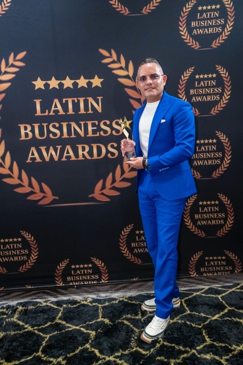 El doctor Elio Galán posa con el premio especial que recibió en los Latin Business Awards 2025.&nbsp;
