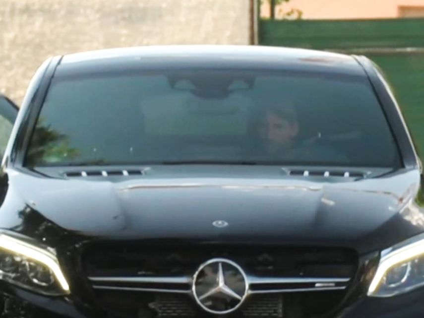 El argentino Lionel Messi apareci&oacute; conduciendo un Mercedes en la ciudad deportiva Joan Gamper, sede de entrenamientos del Barcelona