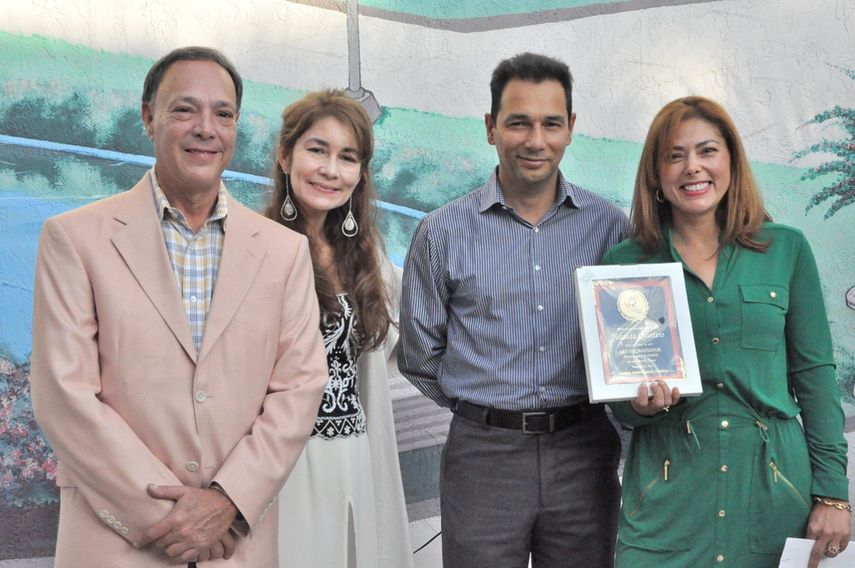 Randy Espinet, Alba Vélez y dos de los destacados pintores participantes, Jorge Vendries y Yolanda Quintero.