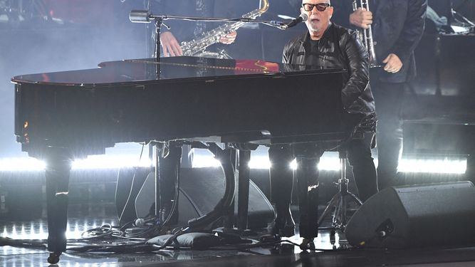 El músico estadounidense Billy Joel actúa en el escenario durante la 66ª edición de los premios Grammy en el Crypto.com Arena de Los Ángeles el 4 de febrero de 2024. &nbsp; &nbsp;