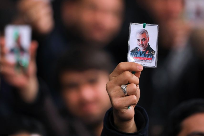 Personas sostienen fotograf&iacute;as del general Qasem Soleimani, muerto tras ataque de EEUU