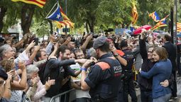 El secretario general de la Conselleria de Economía, Josep Maria Jové, junto a la presidenta del Parlament, Carme Forcadell, saluda a simpatizantes que le esperaban ante la Ciudad de la Justicia de Barcelona, después de que el titular del juzgado de instrucción número 13 de Barcelona haya dejado en libertad con cargos a todos los detenidos por participar en los preparativos del referéndum del 1 de octubre. 