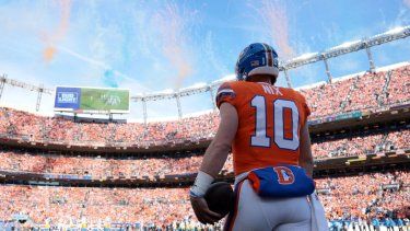 Bo Nix, 10 de los Denver Broncos, observa antes del partido contra Los Angeles Chargers