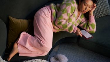 Recomiendan hacer una actividad relajante antes de dormir, como una lectura