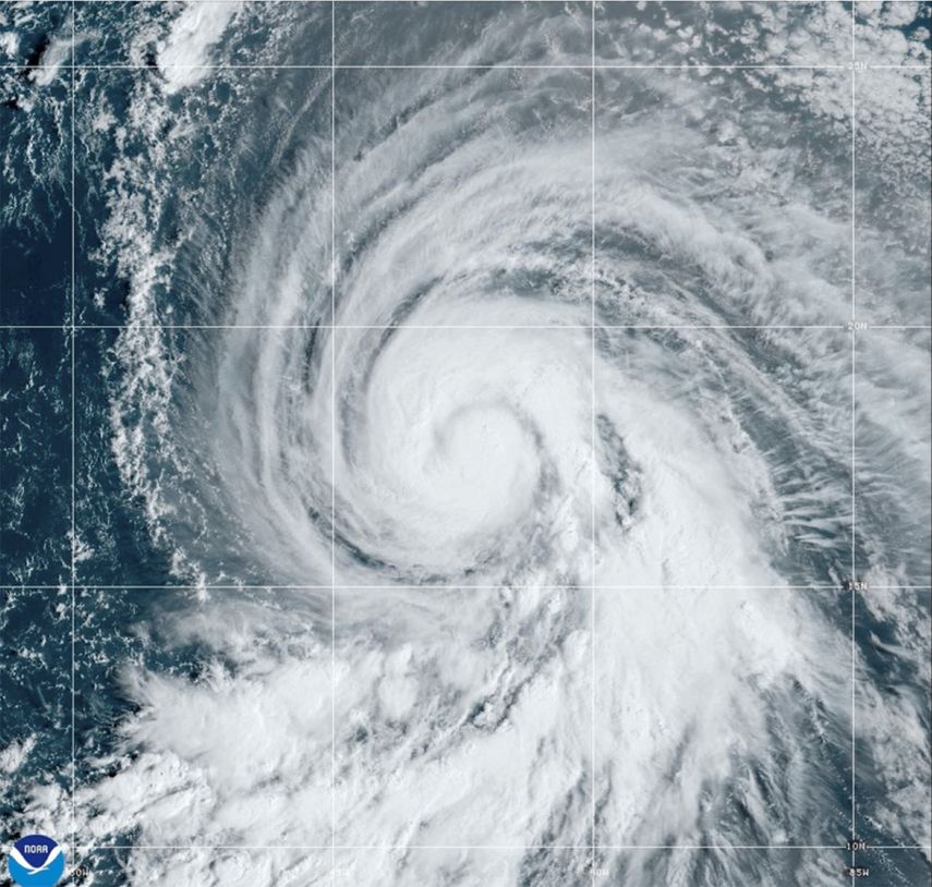 En esta imagen de satélite, proporcionada por la Oficina Nacional de Administración Oceánica y Atmosférica de Estados Unidos (NOAA, por sus siglas en inglés), se ve el huracán Kirk el miércoles 2 de octubre de 2024 en el océano Atlántico.