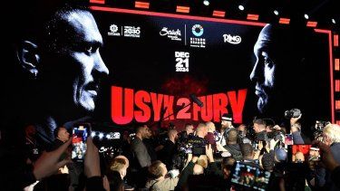 El británico Tyson Fury (derecha) y el ucraniano Oleksandr Usyk se ven las caras antes de su choque de revancha, el 19 de diciembre de 2024.
