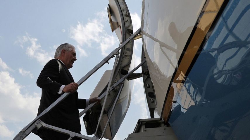 El secretario de Estado de EEUU, Rex Tillerson, aborda el avión presidencial que lo lleva a su gira por Asia.