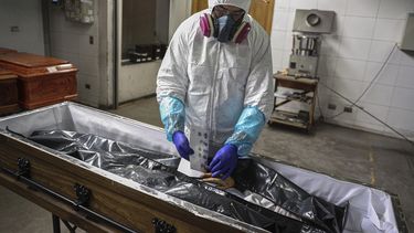 Un empleado toma las huellas de una mujer fallecida del nuevo coronavirus antes de que sus restos sean incinerados en el crematorio de La Recoleta en Santiago de Chile, el s&aacute;bado 27 de junio de 2020.&nbsp;