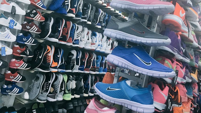 Imagen tomada de Twitter que muestra un presunto mercado de falsas zapatillas Nike y Adidas.