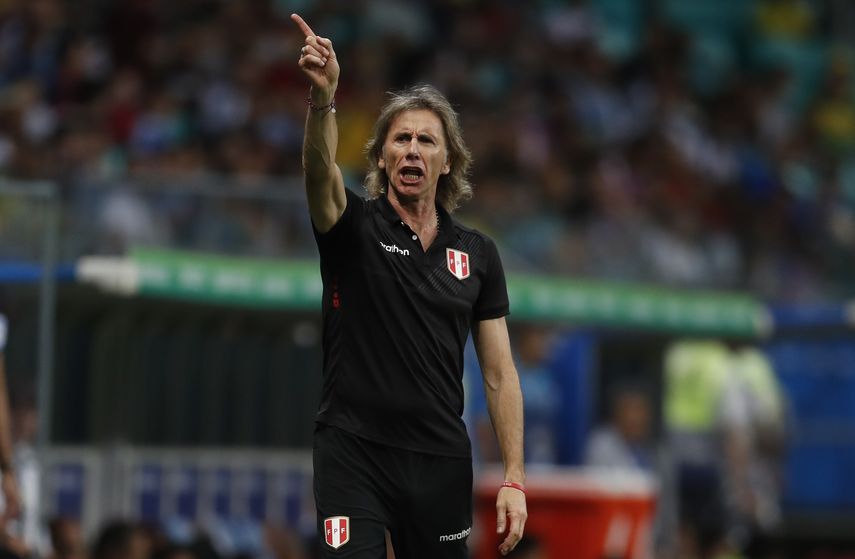 El técnico de Perú, Ricardo Gareca da instrucciones durante el partido ante Uruguay por los cuartos de final de la Copa América en Salvador, Brasil.