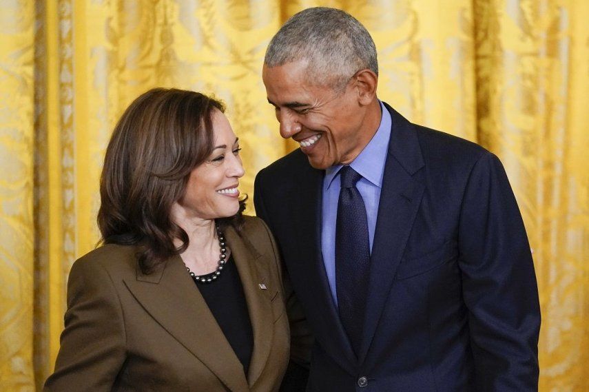 El expresidente de Estados Unidos Barack Obama habla con la vicepresidenta, Kamala Harris, durante un acto relacionado con la Ley de Cuidado de Salud Asequible en la Sala Este de la Casa Blanca en Washington, el 5 de abril de 2022.&nbsp;