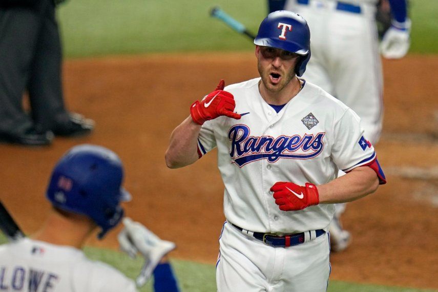 Mitch Garver, derecha, de los Rangers de Texas, celebra después de batear un cuadrangular en contra de los Diamondbacks de Arizona durante la quinta entrada del Juego 2 de la Serie Mundial, el sábado 28 de octubre de 2023, en Arlington, Texas. El domingo 24 de diciembre de 2023, los Marineros de Seattle reforzaron su plantilla al llegar a un acuerdo por dos años y 24 millones de dólares con el receptor agente libre Mitch Garver.&nbsp;