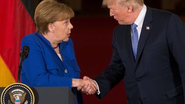 El presidente Donald Trump&nbsp;(der.), estrecha la mano de la canciller alemana, Angela&nbsp;Merkel&nbsp;(izq.), durante su encuentro en Washington, Estados Unidos, el 27 de abril de 2018.
