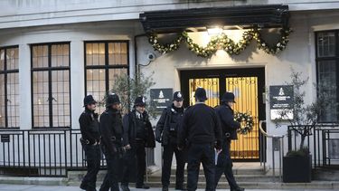 Polic&iacute;as ante la entrada principal del hospital King Edward VII, en Londres, donde se atend&iacute;a al pr&iacute;ncipe Felipe de Inglaterra, el 23 de diciembre de 2019.&nbsp;