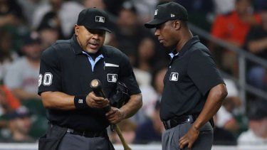 El árbitro Adrian Johnson #80 y el árbitro Ramón De Jesús #18 examinan un bate de Taylor Trammell #26 de los Astros de Houston durante la novena entrada contra los Yanquis de Nueva York en el Daikin Park el 4 de septiembre de 2025 en Houston, Texas.&nbsp;