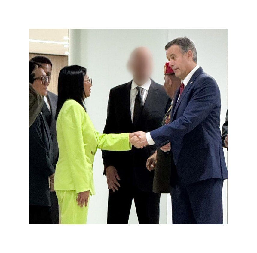 Fotografía cedida por la Agencia Central de Inteligencia (CIA) de Estados Unidos donde aparece su director, John Ratcliffe (d), saludando a la presidenta encargada de Venezuela, Delcy Rodríguez (i), durante un encuentro realizado en Caracas (Venezuela).&nbsp;