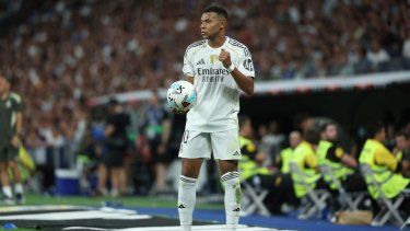 El delantero francés del Real Madrid, Kylian Mbappé, hace un gesto durante un partido ante el Mallorca, el 30 de agosto de 2025.