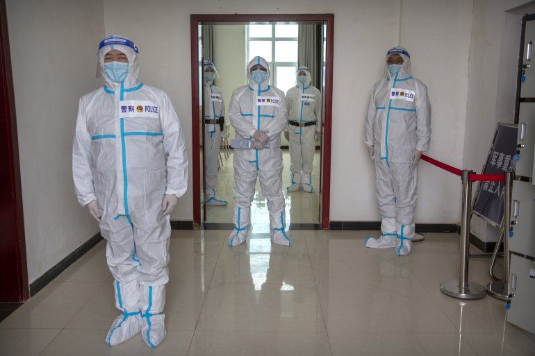 Personal de seguridad del Centro de Detención Nro. 3 de Urumqi, en China, con uniformes protectores, en foto del 23 de abril del 2021.