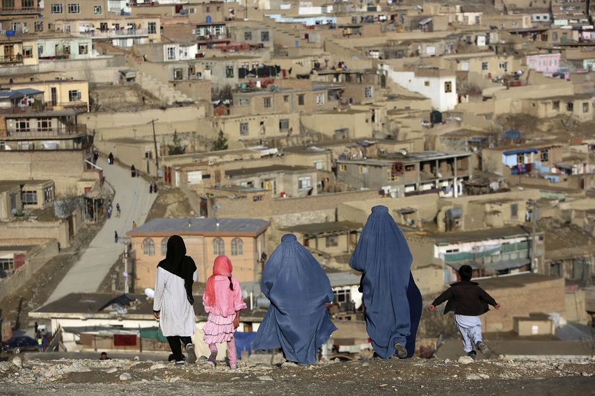 Mujeres con burkas caminan en la colina Nadir Khan con vista a Kabul, Afganistán.&nbsp;&nbsp;