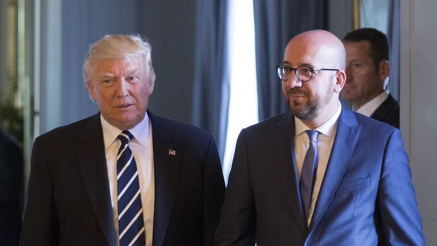 El primer ministro belga, Charles Michel (d), y el presidente de los Estados Unidos, Donald J.&nbsp;Trump&nbsp;(i), son vistos en el palacio real en Bruselas, Bélgica, el 24 de mayo de 2017.
