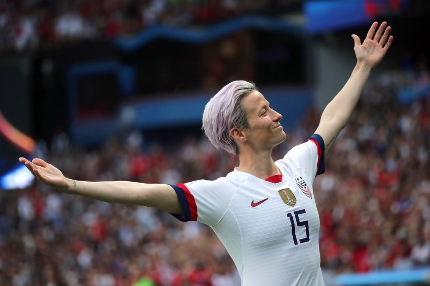 Megan Rapinoe, de la selección de EEUU, celebra después de anotar un gol contra Fracia, en el partido de cuartos de final contra el equipo de Francia, en París.