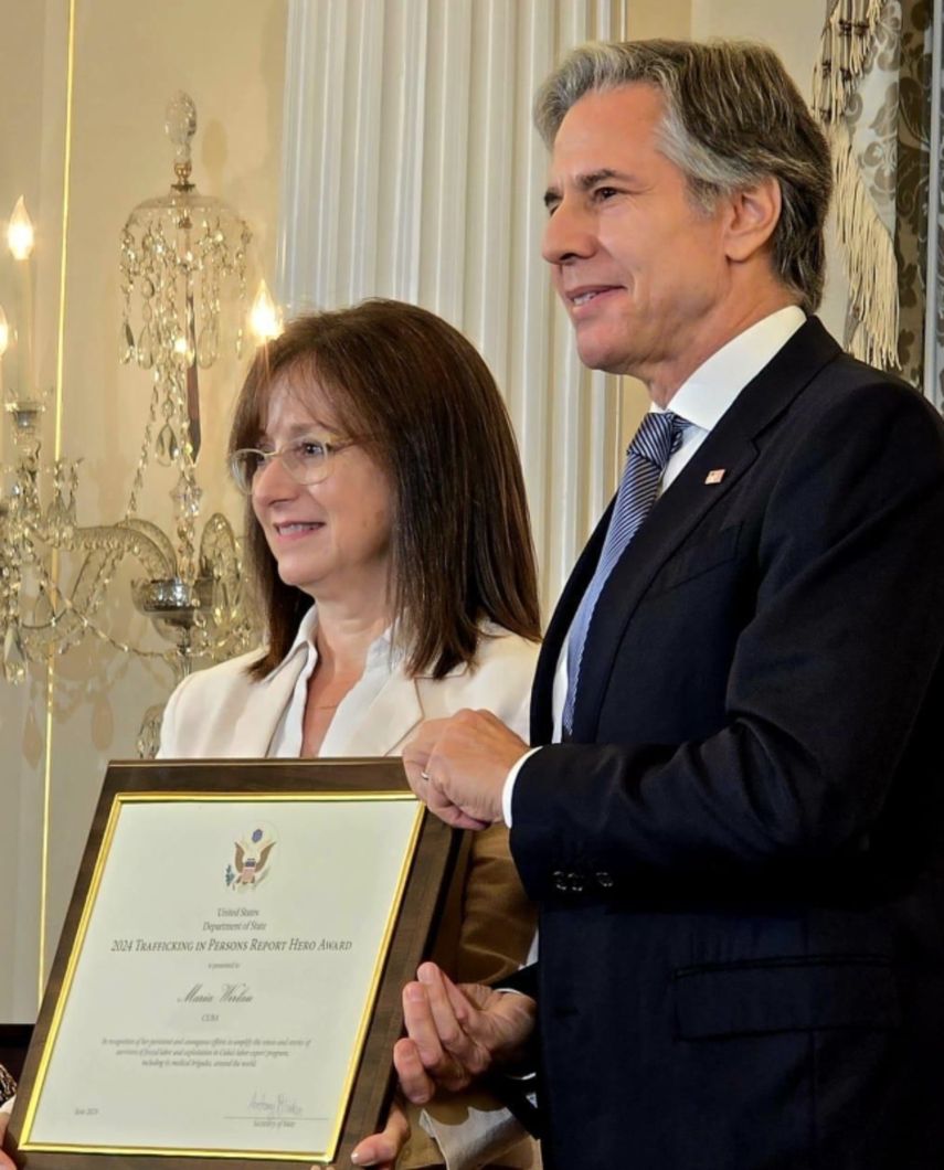 El secretario de Estado de EEUU, Antony Blinken, entrega el galardón de Héroe en Washington, a María C. Werlau