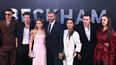 El exfutbolista inglés David Beckham y su esposa Victoria Beckham posan en la alfombra roja con sus hijos Romeo Beckham, Cruz Beckham, Harper Beckham, Brooklyn Beckham y su esposa Nicola Peltz Beckham, en el estreno de Beckham en Londres el 3 de octubre de 2023. El exfutbolista inglés David Beckham y su esposa Victoria Beckham posan en la alfombra roja con sus hijos Romeo Beckham, Cruz Beckham, Harper Beckham, Brooklyn Beckham y su esposa Nicola Peltz Beckham, en el estreno de Beckham en Londres el 3 de octubre de 2023.