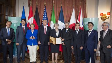 Fotografía cedida por la Oficina Federal alemana de Información y Medios, que muestra (i-d) al presidente del Consejo Europeo, Donald Tusk, al primer ministro canadiense, Justin Trudeau, a la canciller alemana, Angela Merkel, al presidente de los EEUU, Donald Trump, a la primera ministra de Reino Unido, Theresa May, al primer ministro italiano, Paolo Gentilioni, al presidente francés, Emmanuel Macron, al primer ministro japonés, Shinzo Abe, y al presidente de la Comisión Europea, Jean-Claude Juncker.