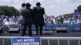 Decenas de personas protestan contra el antisemitismo.