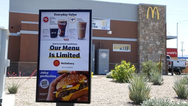 Un letrero da a conocer a los clientes que el men&uacute; disponible es limitado debido a las medidas por la propagaci&oacute;n del nuevo coronavirus, en un McDonalds de Phoenix. &nbsp;
