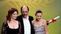 En esta foto de archivo tomada el 22 de mayo de 2004, la actriz francesa Viriginie Ledoyen (derecha) posa con la directora francesa Agnes Jaoui (izquierda) y el actor francés Jean-Pierre Bacri, quienes tienen su premio al mejor escenario por la película Comme Une Image, durante la ceremonia de clausura del 57 ° Festival de Cine de Cannes. En esta foto de archivo tomada el 22 de mayo de 2004, la actriz francesa Viriginie Ledoyen (derecha) posa con la directora francesa Agnes Jaoui (izquierda) y el actor francés Jean-Pierre Bacri, quienes tienen su premio al mejor escenario por la película Comme Une Image, durante la ceremonia de clausura del 57 ° Festival de Cine de Cannes.
