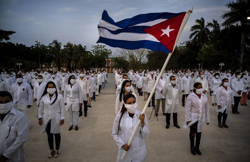 Una brigada de profesionales de la salud cubanos poco antes de viajar&nbsp;a una misión para ayudar a frenar al coronavirus, en La Habana, Cuba, el 25 de abril de 2020.