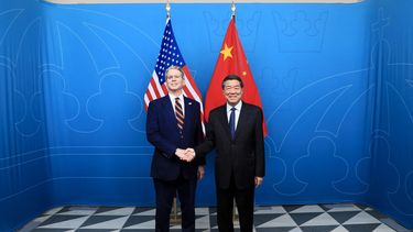 El secretario del Tesoro de Estados Unidos Scott Bessent y el vicepresidente de China He Lifeng durante un encuentro en Stocolmo, Suecia.