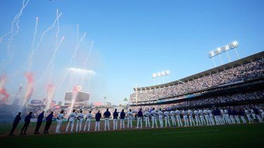 Aviones sobrevuelan el Dodger Stadium antes del Juego 1 de la Serie Divisional de la Liga Nacional entre los Dodgers de Los Ángeles y los Padres de San Diego, el sábado 5 de octubre de 2024, en Los Ángeles.