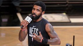 Kyrie Irving, de los Nets de Brooklyn habla antes del partido del miércoles 19 de octubre de 2022, ante los Pelicans de Nueva Orleáns 