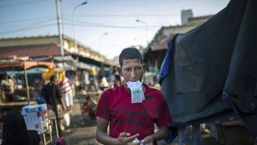 Un vendedor en un mercado de segunda mano cuenta billetes de bolívares en Maracaibo, Venezuela. Maracaibo es la segunda ciudad de Venezuela, que en su día fue el corazón de la floreciente industria petrolera nacional. 