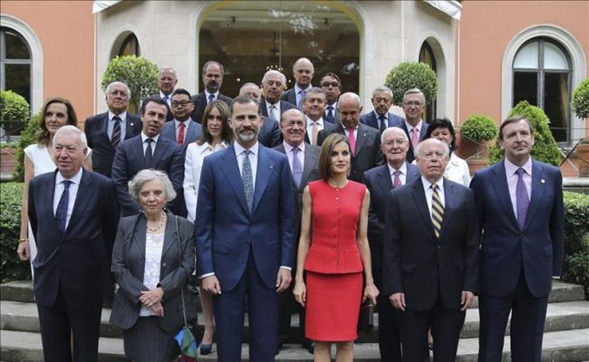 Los reyes Felipe y Letizia, y el ministro español de Asuntos Exteriores, José Manuel García-Margallo (i), posan tras la recepción en la residencia del embajador español en México (EFE/Archivo)